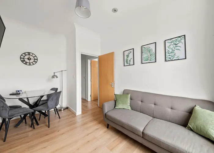 Central Reading - 3 Bed Apartment